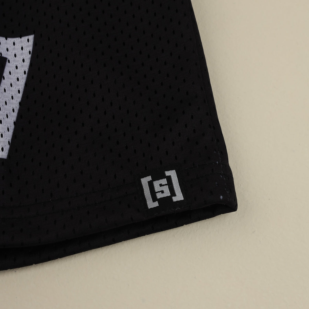 Foxes Ultimate Mesh Shorts – hem tag close-up
